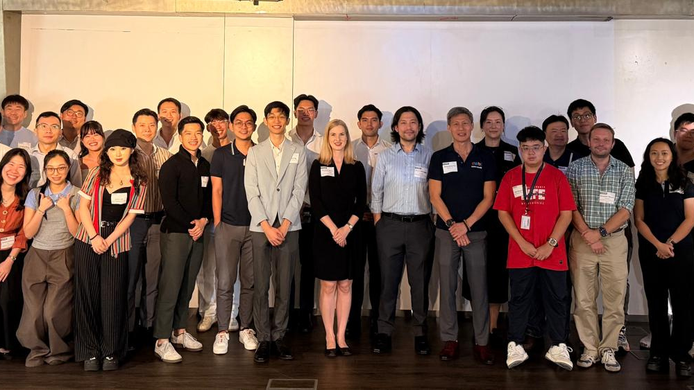 Jee Kinn (centre, in grey) and Alexandra (centre, in black) with fellow mentoring pairs. 