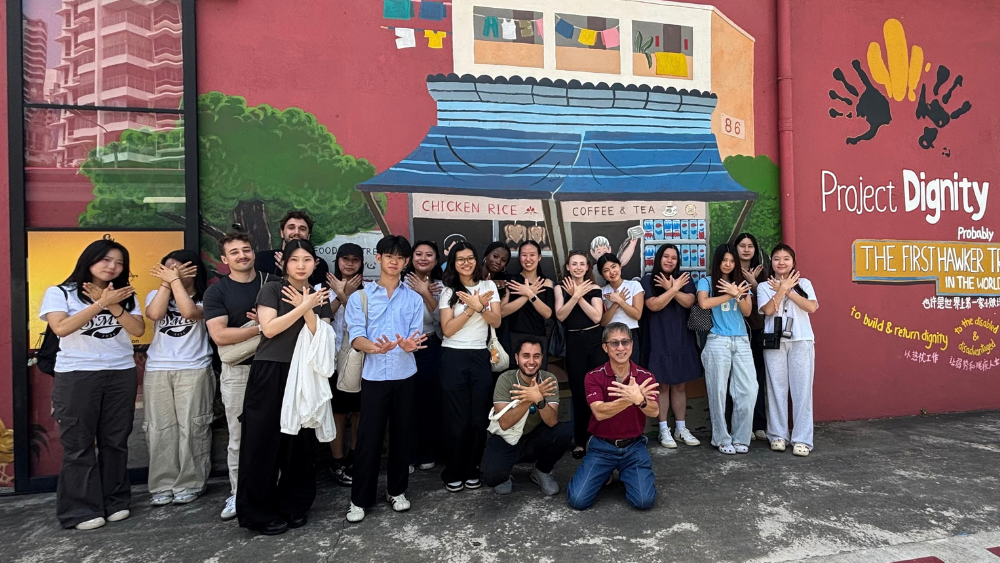 Joon Yen (centre, in white) with fellow GSP participants at Dignity Kitchen.