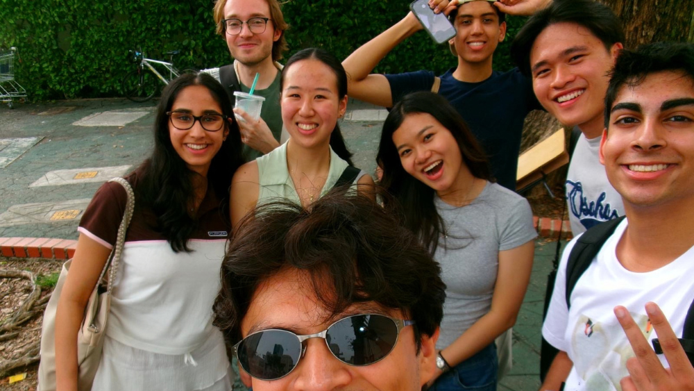 oon Yen (third from left, middle row) exploring Singapore with her GSP friends.