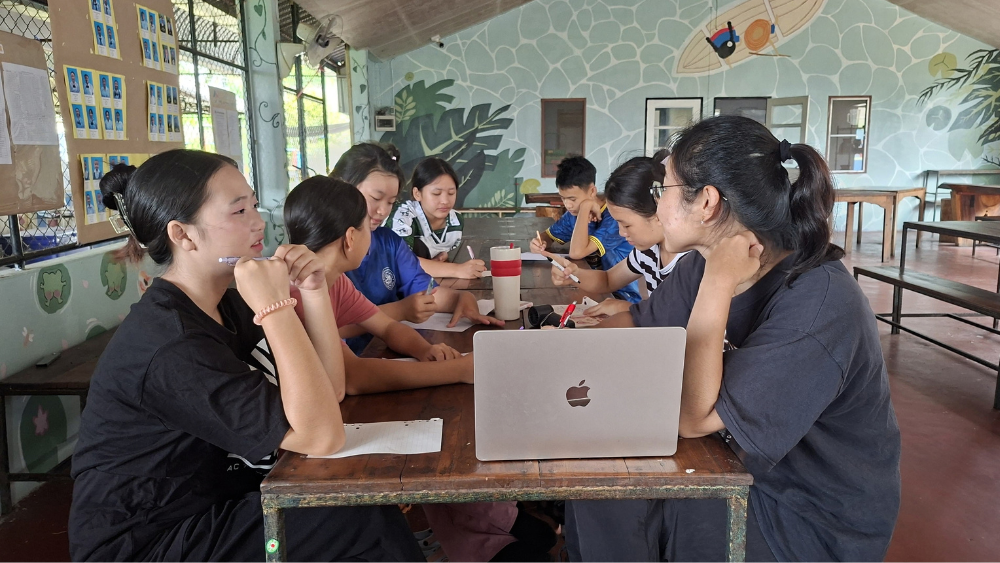 Shannon (in the black shirt, right) with students during a remedial lesson. 