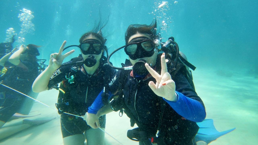 Suzanne (right) with her SMUXploration crew mate during a dive trip at Tioman Island