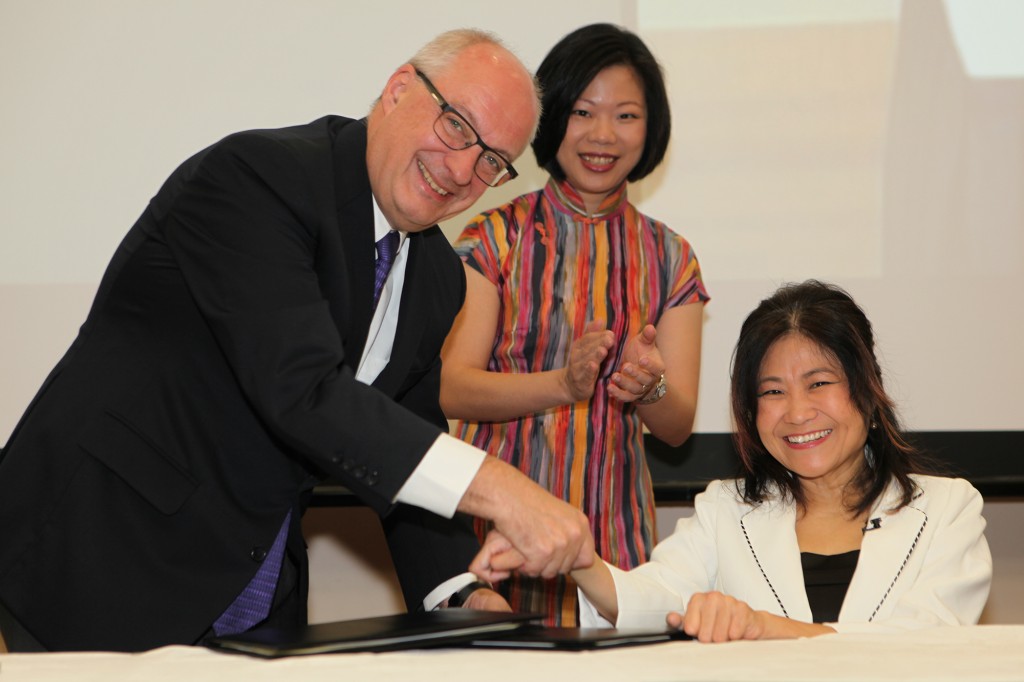 President Arnoud De Meyer signs the memorandum of understanding with SPD President Ms Chia Yong Yong.
