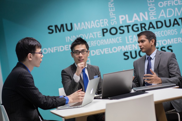 Current full-time SMU MBA student Jung-Yoon Kim engaged in a group discussion.