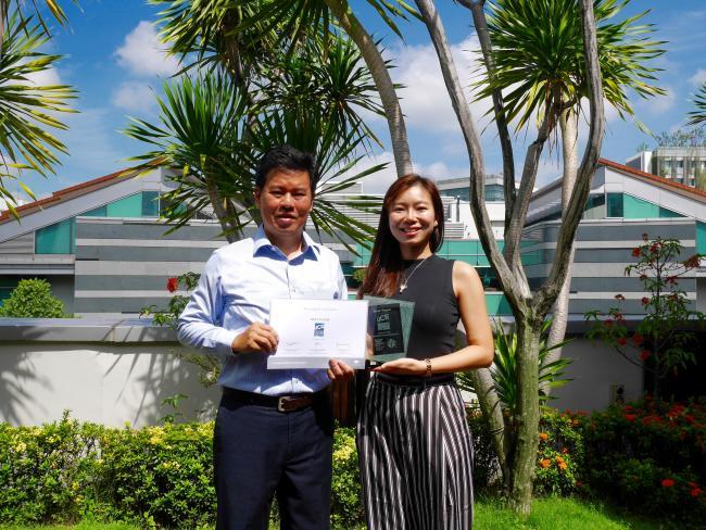 SIS student Cui Linting and Associate Prof Benjamin Gan with the plaque and certificate for UCIS 2016 Best Paper award.