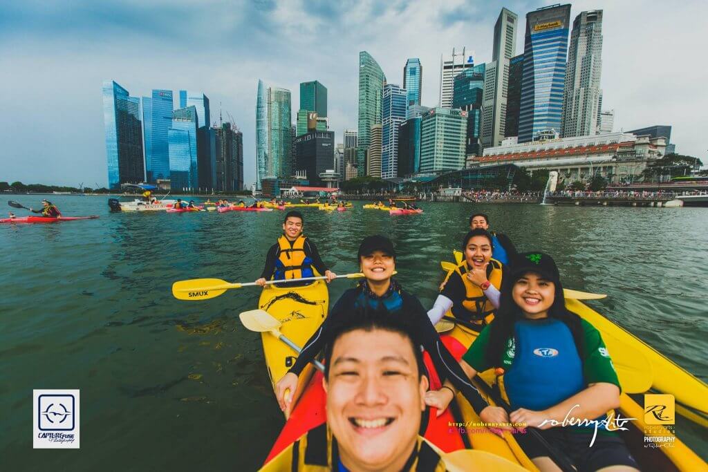 Ng Kok Yin (far right in a green SMU shirt) on a kayaking sessions with SMUX Kayaking team. Photo courtesy of ROBERRYARTS STUDIOS.