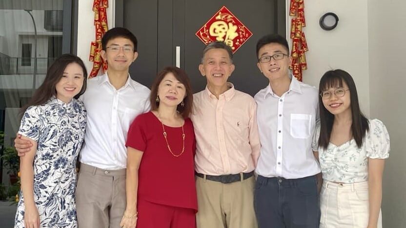 Gim Hwee (4th from left) and Jenzen (2nd from left) with the rest of their family members