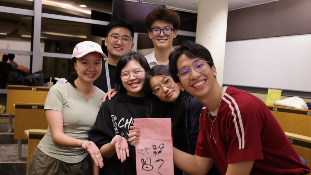 Roger (1st from right) enjoying the blend of creativity and culture at a Connect China event with friends across undergraduate and Masters programmes 