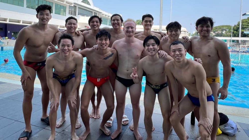 Htoo (back row, 3rd from left) making waves with his water polo squad 
